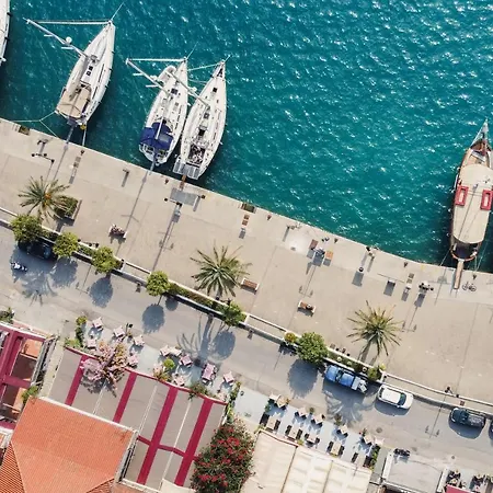 Mella Roa - Teal Apartment